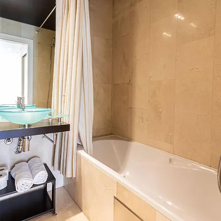 Exclusive Chiado Deluxe, Elegant & Spacious 3 Br Apartamento