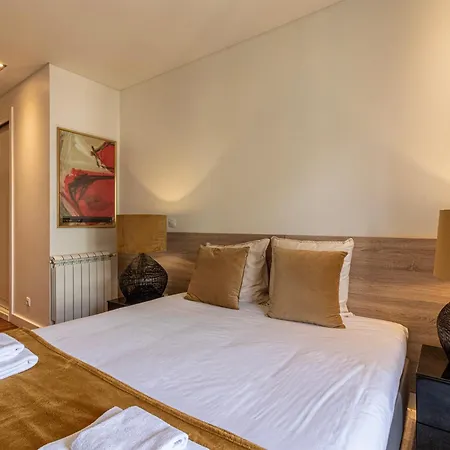Exclusive Chiado Deluxe, Elegant & Spacious 3 Br Appartement *