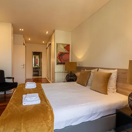 Exclusive Chiado Deluxe, Elegant & Spacious 3 Br شقة *