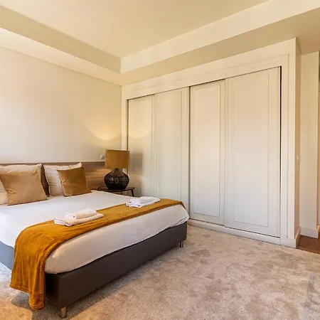 Exclusive Chiado Deluxe, Elegant & Spacious 3 Br شقة *