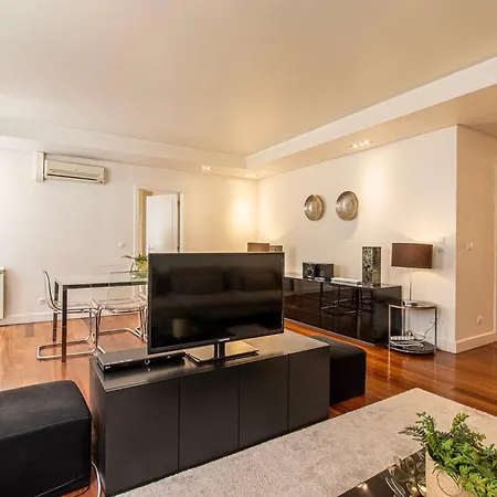 Exclusive Chiado Deluxe, Elegant & Spacious 3 Br *
