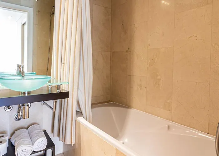 Exclusive Chiado Deluxe, Elegant & Spacious 3 Br Lejlighed