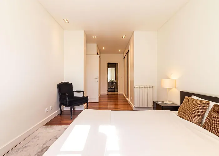 Exclusive Chiado Deluxe, Elegant & Spacious 3 Br Lejlighed Lisboa