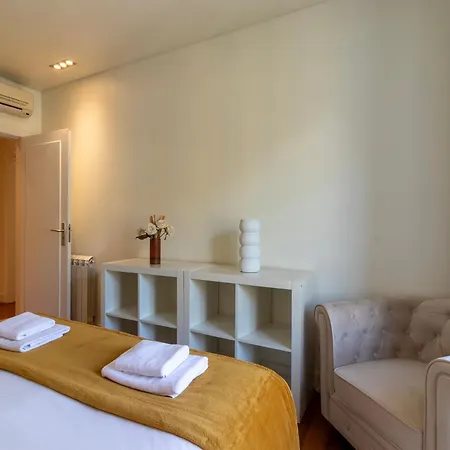 Exclusive Chiado Deluxe, Elegant & Spacious 3 Br *